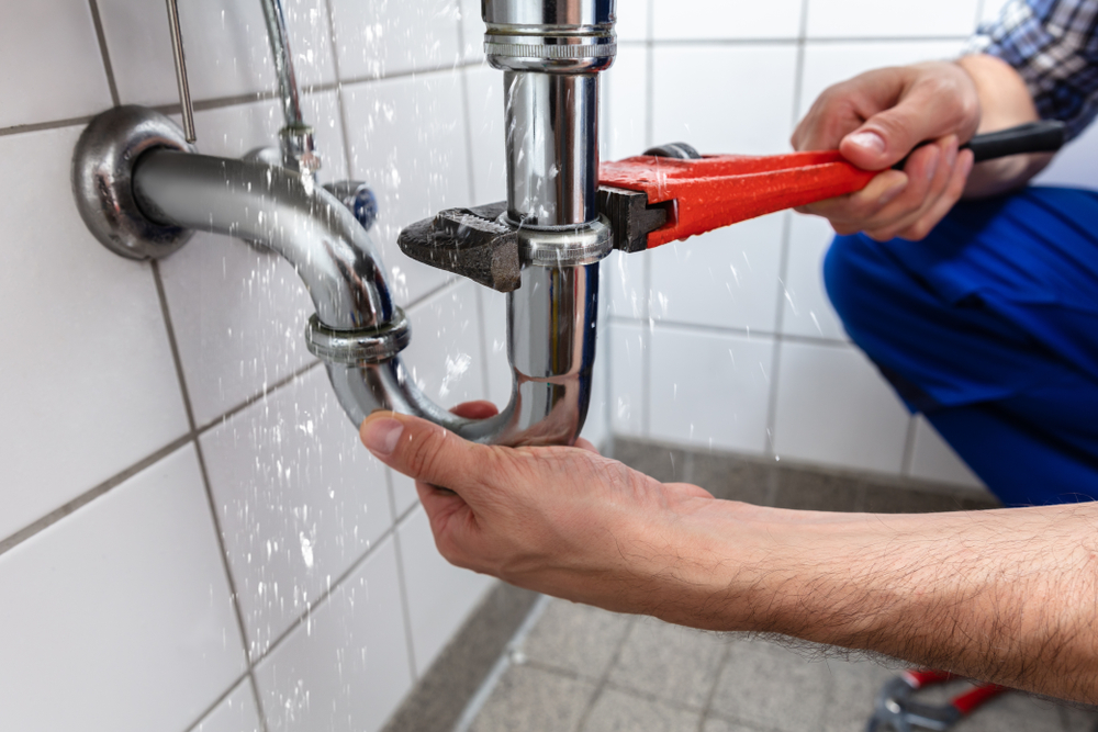 Our plumber in the middle of an emergency plumbing service in Toronto, ON